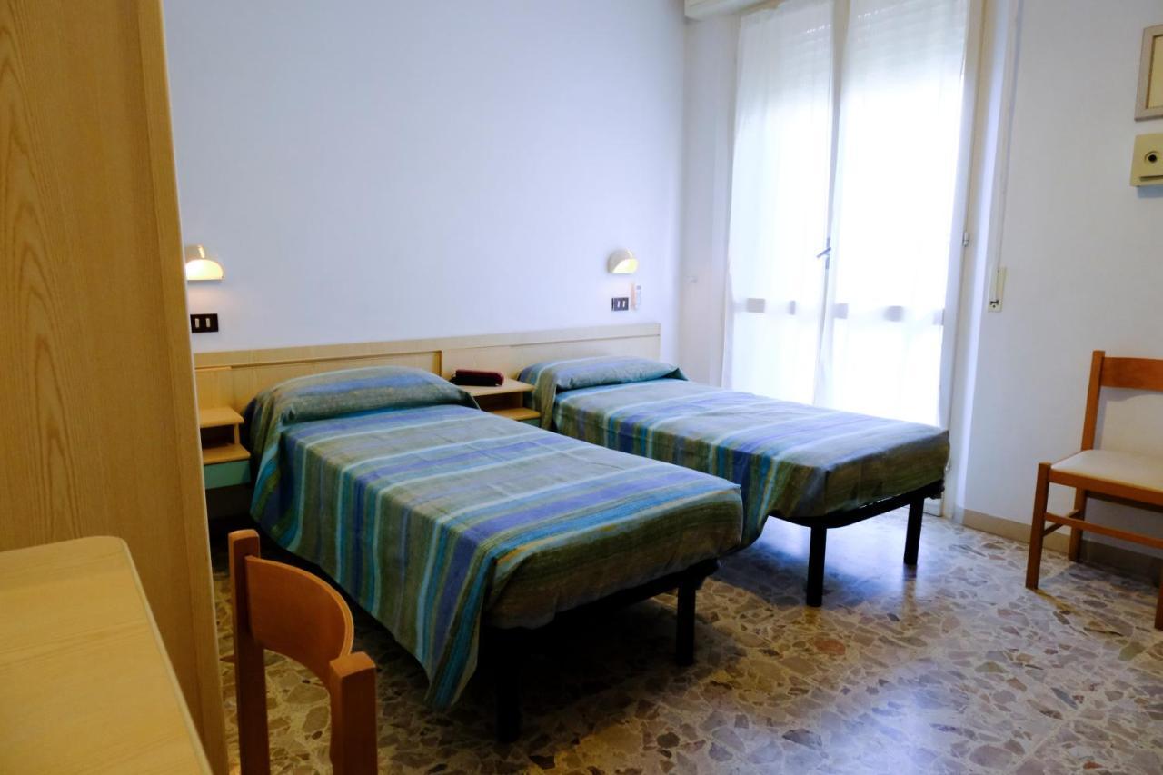 Hotel Chiara Rimini Extérieur photo
